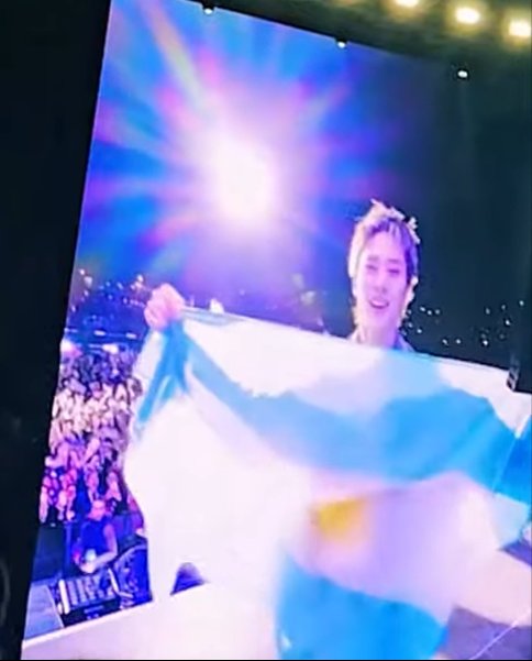 lintortafritera's tweet photo. corrijanme si estoy mal porfa pero NUNCA LOS VI AGARRAR UNA BANDERA DE OTRO PAIS https://t.co/c4en1REePG