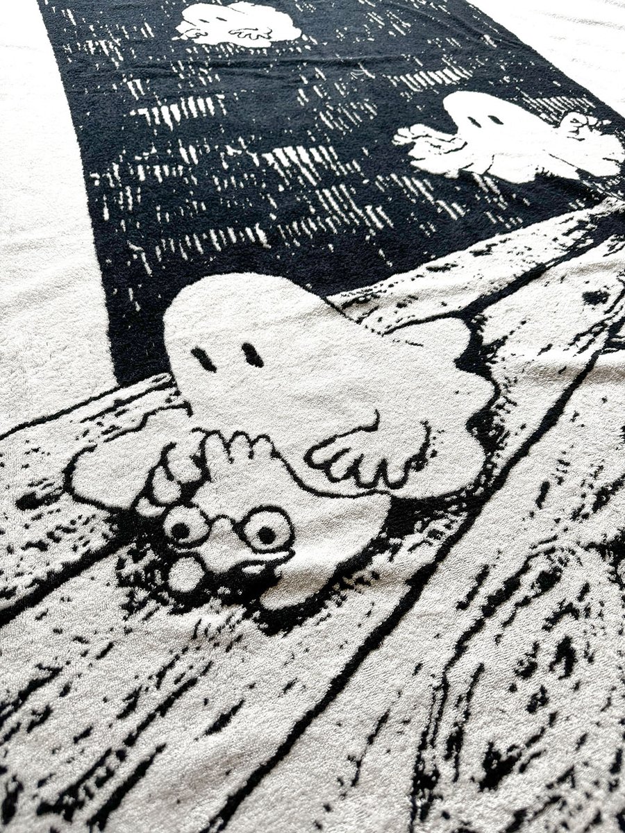 johnankun's tweet photo. 👻🖋️ コラボプレゼント企画♪

ペン画イラストレーター
胡桃さん（@kurumistormpen）
とのコラボが実現しました✨

『つかまえた』タオルケット👻
（140cm×200cm）

抽選で3名様にプレゼント🎁

✅ 応募条件：フォロー＆リポスト
⏰ 応募期限：9/23（水）23:59まで

人気キャラのドリが
おばけにつかまってしまった……👻

……という、胡桃さんのかわいい作品
『つかまえた』をタオルケットにしました♪

おばけにつかまったドリに包まれて
一緒に眠れるタオルケットです😴✨

しかもリバーシブル仕様！
表と裏、どちらも楽しめます♪

140cm×200cmの大判サイズで、
セミダブルベッドもすっぽり覆えます✨

そして、まだ非売品。
今はここでしか手に入りません✨

※非売品のため今治マークは付いていませんが
今治で丁寧に作っています🧵

ご応募お待ちしております♪