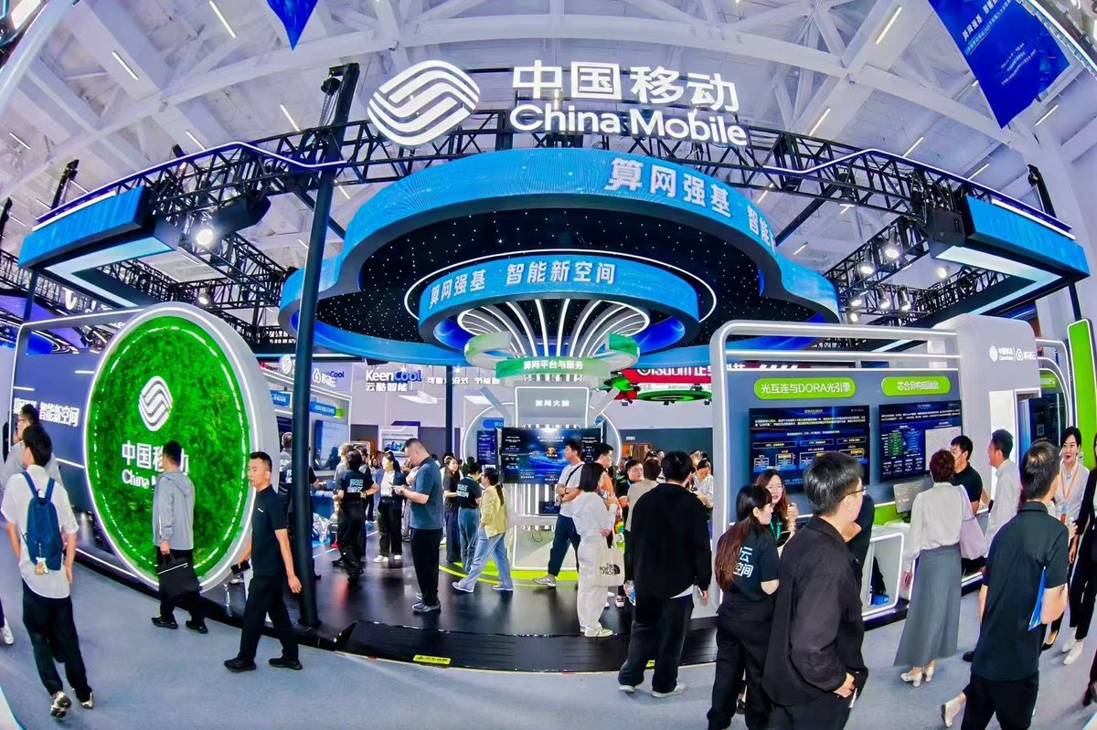 ChinaMobile_X's tweet photo. At the 2026 China Computational Power Conference, China Mobile showcased the world’s first 400G OTN backbone and MoMA, which brings together 340+ mainstream models. #TechSharedFuture https://t.co/GLg8jxit4U