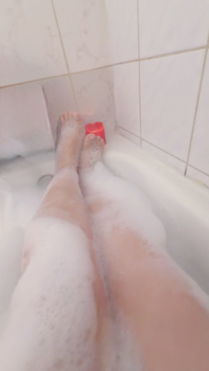 GoddessMoonVelv's tweet photo. Who could possibly be bothered by a bubble bath?

#newyork #usa #Canadá #londom #alemania #goddess #feetfetısh https://t.co/xTtM0obKzM