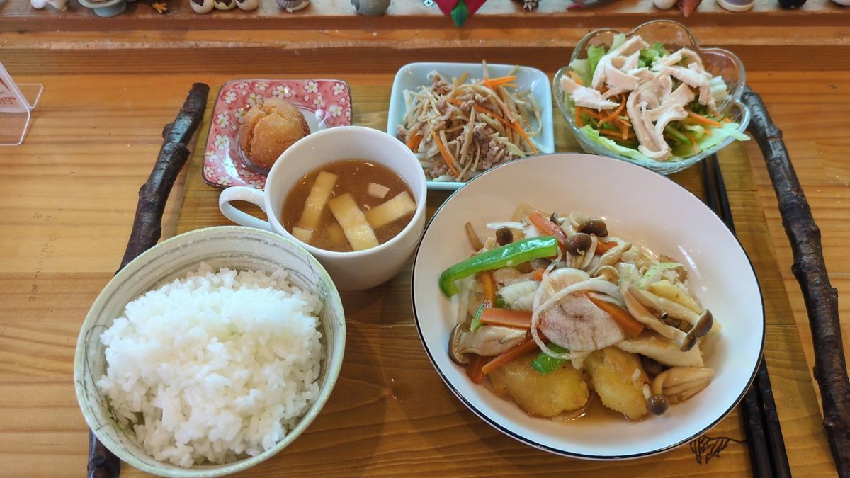 2012Meron's tweet photo. おはようございます😊
本日も通常通り営業中！

本日、朝のまろんちゃん。
食前11.3
食後12.1
順調に体重増えております。
朝はなぜかセクシーポーズなまろんさん。
食後はキメっ🫡

こんなまろんちゃん、見に来てねー。今日も１１時半よりランチ開始でーす👍️
#バードケージ　#とりカフェ　#東生駒 https://t.co/1cdRvIuJIs