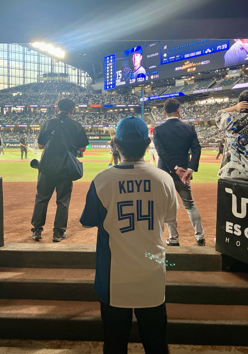 MountAlive's tweet photo. ＼#前田耕陽 さんエスコンに登場⚾️／
昨日ナイスピッチングを見せていただきました...🤩

10/1.2はZepp Sapporoで
#RockonSocialClub のライブ🎵
10/2はすでにSOLD OUT💦
10/1も残り僅かですのでお見逃しなく🔥

公演詳細はこちら💁
https://t.co/XqleuUmGjI
#男闘呼組 #北海道日本ハムファイターズ https://t.co/aRpZMChM17