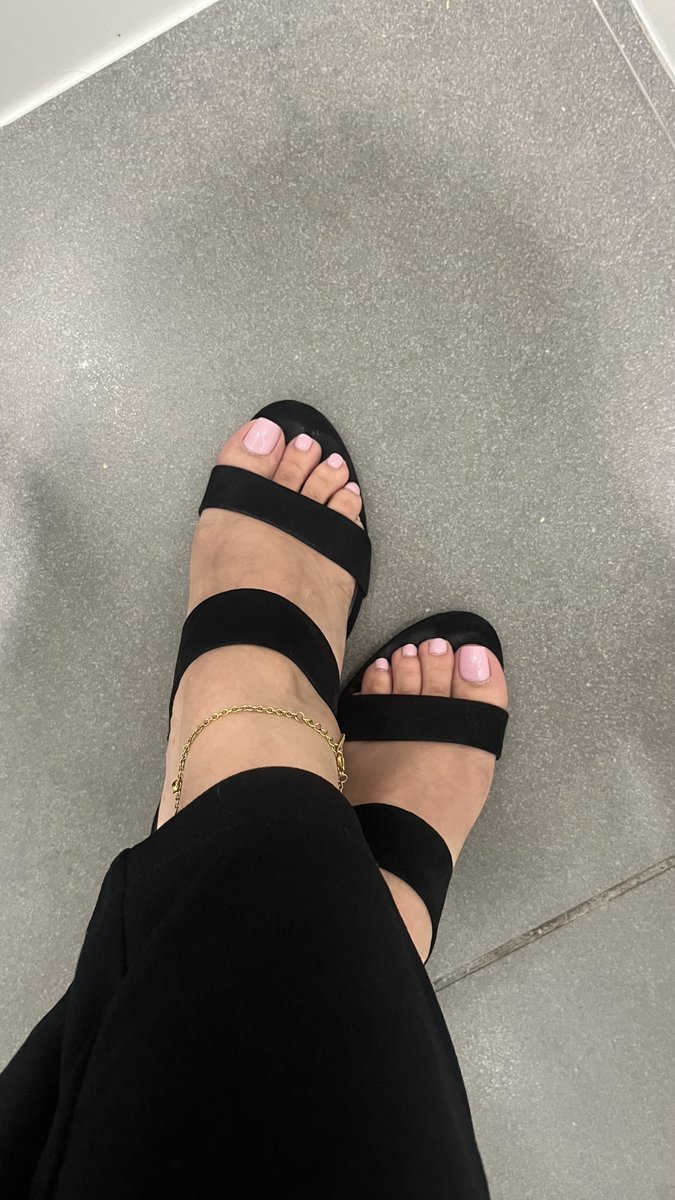 GoddessMoonVelv's tweet photo. Will they be suitable for the office? It's very cold here.

#feetfetısh #feet https://t.co/v9E20xxAIZ