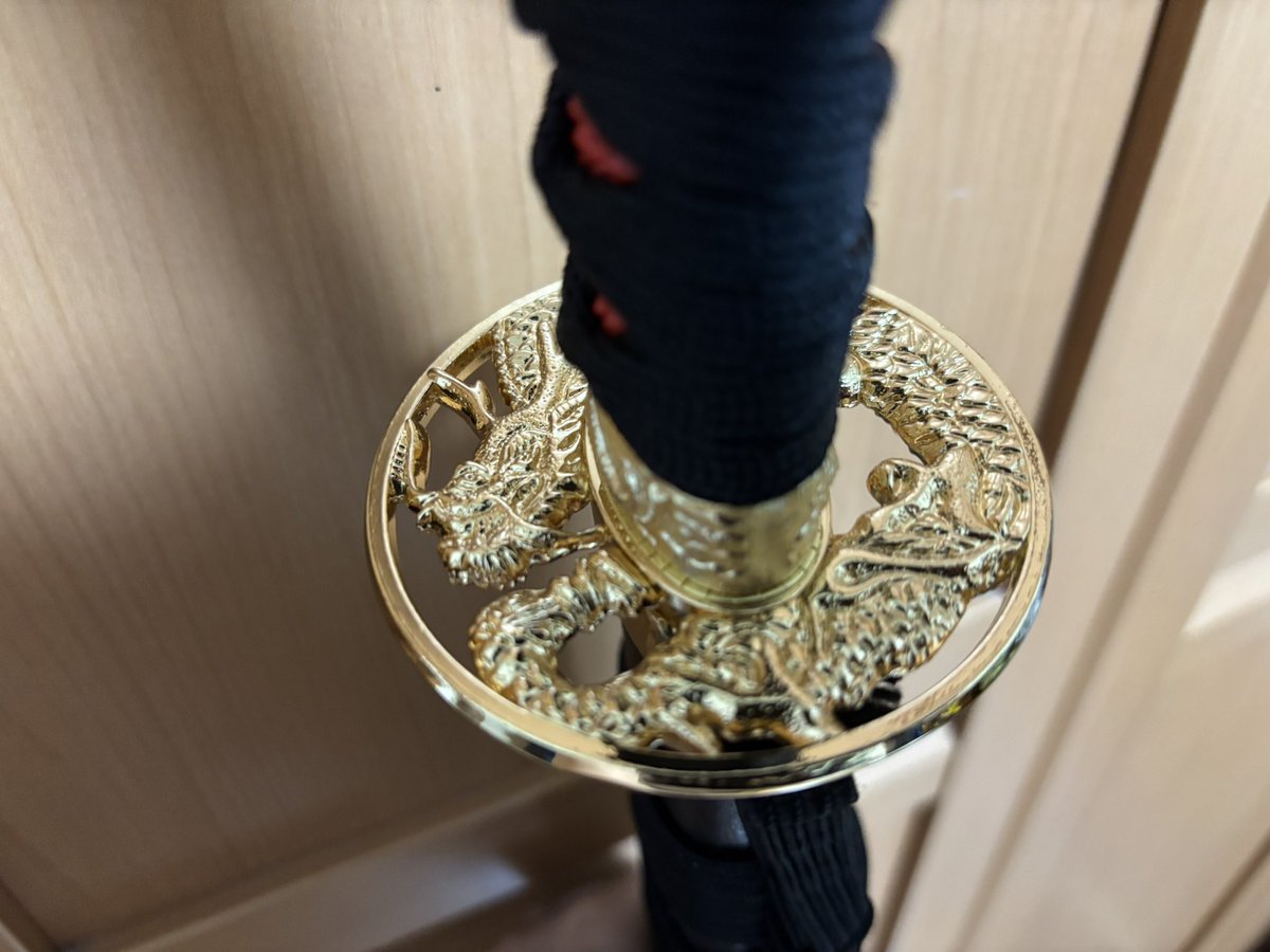 alma1043's tweet photo. 初めての模造刀は最推しの鳴狐にしました！
持ってみた感じ凄く長い＆重いでこれ振り回してるの凄いなって改めて思いました
今日はこれ抱いて寝ます← https://t.co/gij0dUNpHM