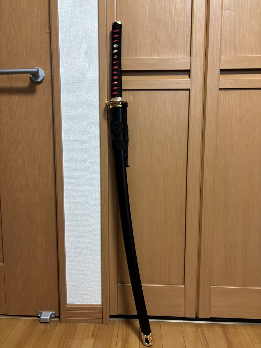 alma1043's tweet photo. 初めての模造刀は最推しの鳴狐にしました！
持ってみた感じ凄く長い＆重いでこれ振り回してるの凄いなって改めて思いました
今日はこれ抱いて寝ます← https://t.co/gij0dUNpHM