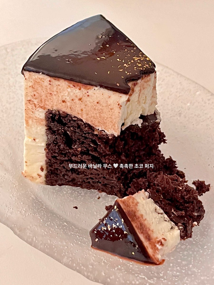 wwwmylifecom's tweet photo. #광고 w. @TWOSOMEsays 

네가 어떤 초코를 좋아할지 몰라서 다 준비했어… 🍫🎂🤎
알티 추첨 3분께 마이투썸초코 케이크 기프티콘 드려요!
• 9/20(일)까지 참여, 당첨자 발표 9/22(화)

투썸플레이스의 시그니처 초코케이크 3종이 하나로 뭉친 고능한 신메뉴 마이투썸초코..♡ 꾸덕초코 다크초코 촉촉초코 조각마다 맛이달라서 번갈아가면서 영원히 즐길수있음
우유 말먹하기도 좋다🥛

초코 케이크의 정석인 클래식 가토 쇼콜라는 포크로 뜰때부터 묵직한게 진한 가나슈향에 입에 넣자마자 기분 확 좋아짐!!! 얘는 진짜 우유랑 마시면 극락. 파베 초콜릿 케이크는 다크 가나슈 무스가 중간에 듬뿍 샌드되어 있어서 고급스러운 초코케이크를 즐길 수 있어요 개인적으로 커피랑 같이 먹었을 때 궁합이 좋았음 그리고 저의 원픽은 초코 퍼지!! 바닐라무스가 독보적으로 맛있음 느끼한 크림이 아니라 산뜻하고 달콤한 크림이라 초코랑 잘 어우러지면서 겉에 감싸고있는 초코 글레이즈랑 입안에서 섞일 때 황홀함… 

케이크 한판에 세가지 맛을 즐길 수 있으니 초코 덕후라면 일단 무조건 드셔야 하고요.. 한강돼지파티처럼 여러명 모이는 모임 디저트로도 추천합니둥

#투썸플레이스 #마이투썸초코 #투썸신메뉴 #투썸케이크