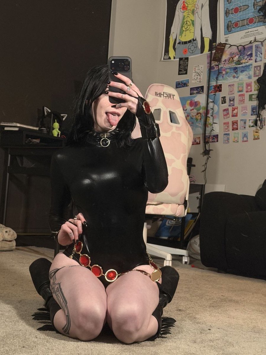 millie_cyz's tweet photo. currently dressed like i know a family curse. https://t.co/zU17Zdf3Zz