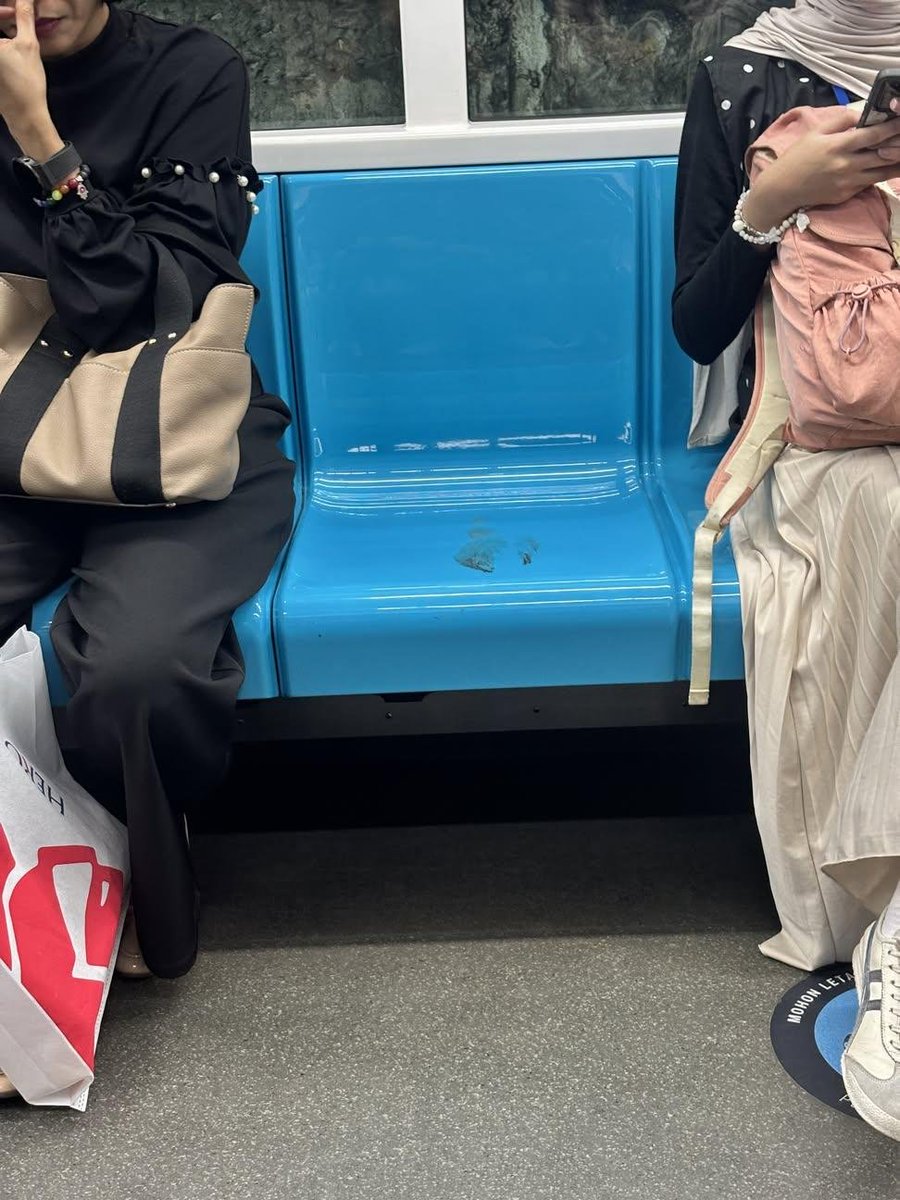 roziisol's tweet photo. emg lg trend berak di transportasi apa gmn ya https://t.co/wLe46aEuyM