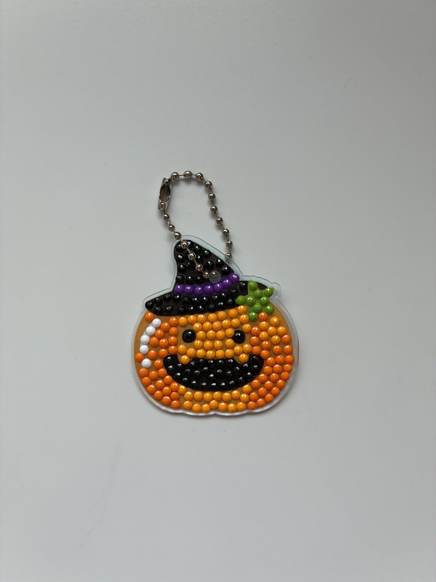 JiaGu17339's tweet photo. ハロウィンキーホルダー🎃
 #ダイソー
 #ビーズアート https://t.co/wxUtqeMHIO