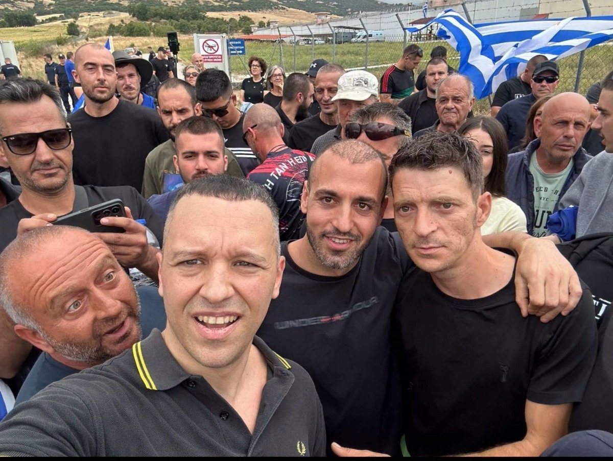 karamounakidou's tweet photo. Άνοιξε θεία. Από την άρια φυλή είμαστε. https://t.co/dbxfRieTVW