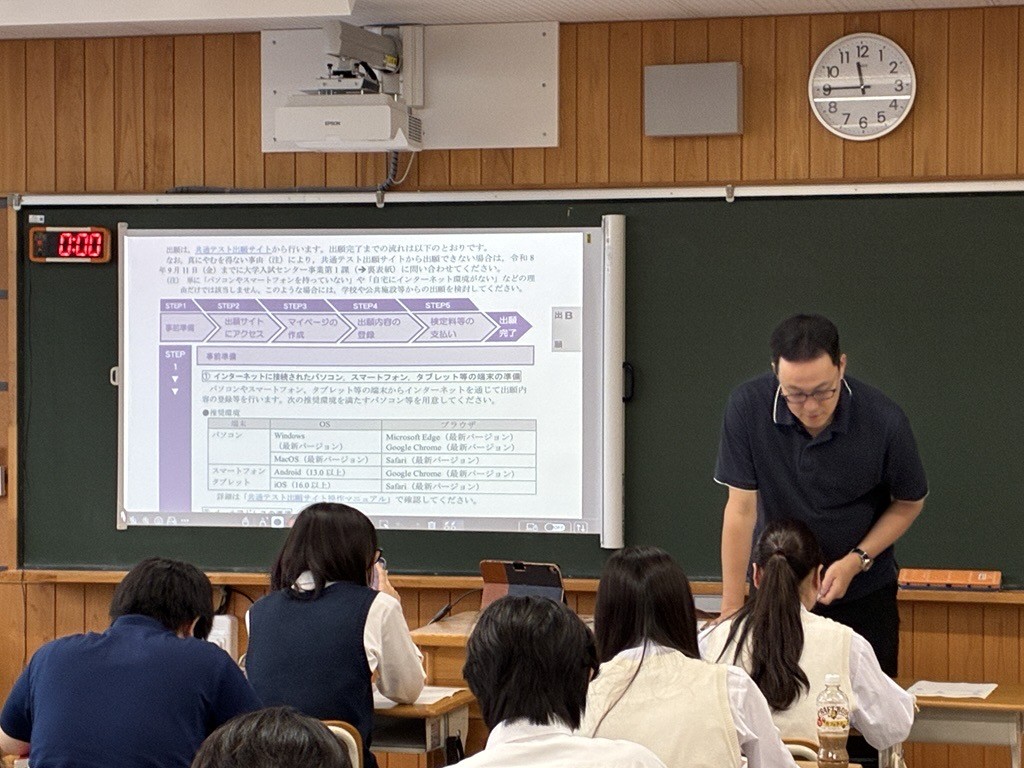 Toshima_hs's tweet photo. 3年生の4限は、校内オンラインで共通テストガイダンス。 校長先生からのアドバイスに続き、進路指導主任より今後の流れと受験の準備についての説明がありました。 共通テストまで、あと122日。一日一日を大切に！ https://t.co/85tqe4ybLx