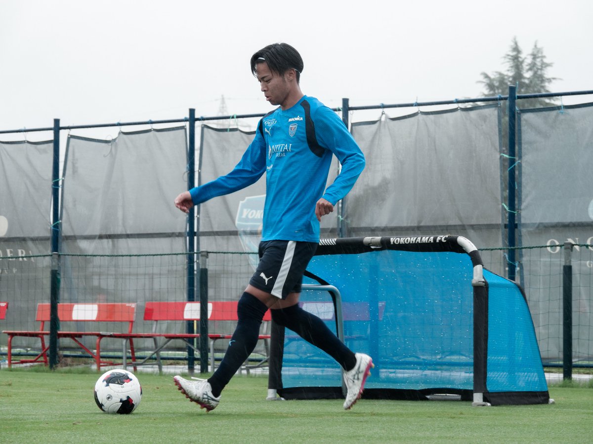 yokohama_fc's tweet photo. TRAINING PHOTO📸✨

#千葉寛汰 選手が本日からトレーニングに合流🙌

激しい雨の中でのトレーニングとなりましたが、チームにもすぐに溶け込み、笑顔も見られました😊♪

9/19(土)今治戦の試合情報はこちら👉https://t.co/rNJOKBqtFc

#yokohamafc
#横浜FC https://t.co/ilm83uR7r6