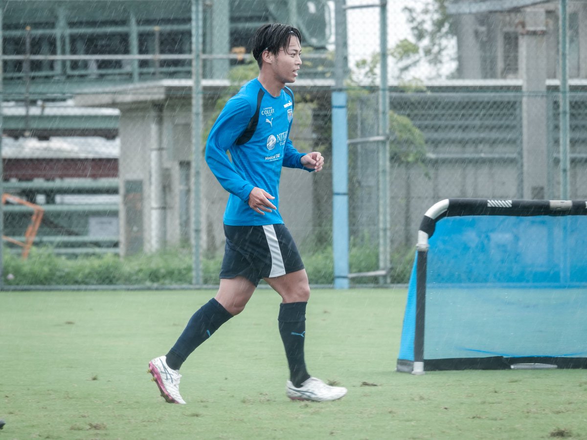 yokohama_fc's tweet photo. TRAINING PHOTO📸✨

#千葉寛汰 選手が本日からトレーニングに合流🙌

激しい雨の中でのトレーニングとなりましたが、チームにもすぐに溶け込み、笑顔も見られました😊♪

9/19(土)今治戦の試合情報はこちら👉https://t.co/rNJOKBqtFc

#yokohamafc
#横浜FC https://t.co/ilm83uR7r6