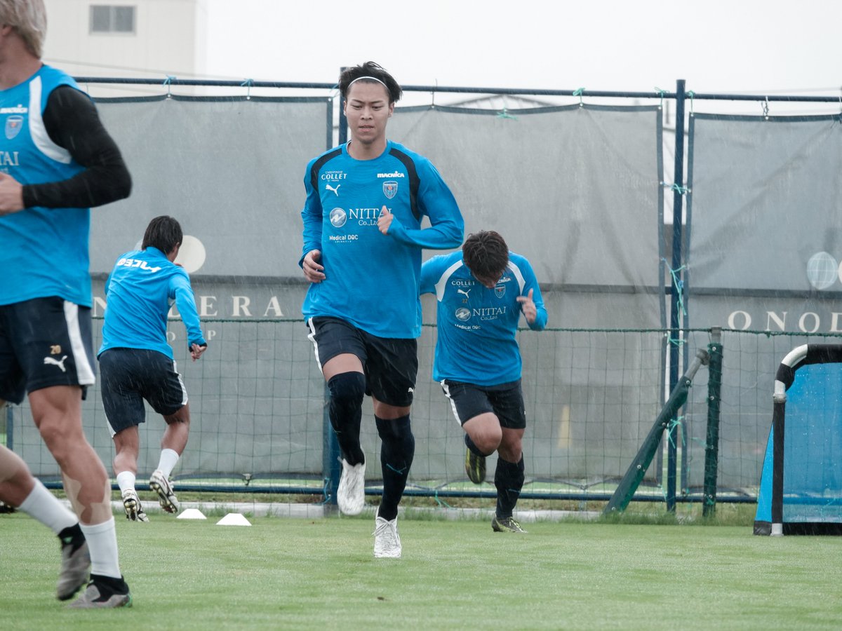yokohama_fc's tweet photo. TRAINING PHOTO📸✨

#千葉寛汰 選手が本日からトレーニングに合流🙌

激しい雨の中でのトレーニングとなりましたが、チームにもすぐに溶け込み、笑顔も見られました😊♪

9/19(土)今治戦の試合情報はこちら👉https://t.co/rNJOKBqtFc

#yokohamafc
#横浜FC https://t.co/ilm83uR7r6