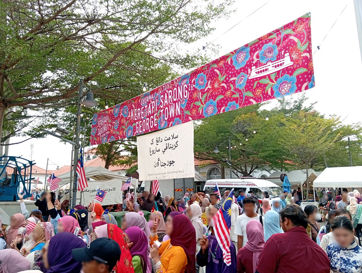 PINKHOR's tweet photo. Happy Malaysia Day! 🇲🇾✨
Joined Keretapi Sarong this year! It was so nice seeing everyone in traditional outfits. 

Loved the black kebaya with fruit motifs—it was super cute! https://t.co/G8YW9u8x1g