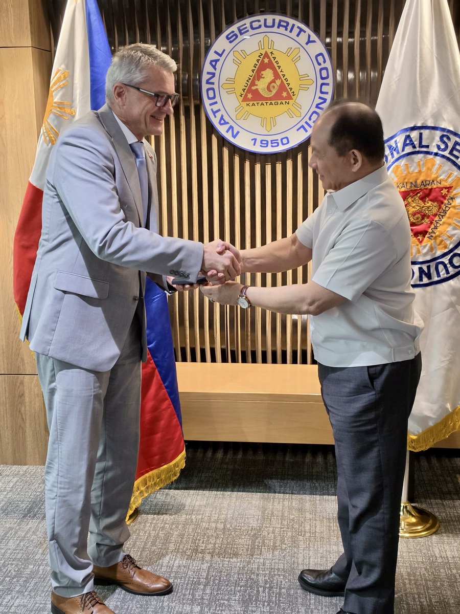 CZAmbManila's tweet photo. Thank you 🙏 @NSCPhil NSA Eduardo Oban Jr. for today’s engaging exchange on 🇨🇿🇵🇭 security cooperation and our shared commitment to the values of freedom &amp; democracy between our two nations and worldwide.
🇨🇿🤝🇵🇭 https://t.co/z2QXa1hWte