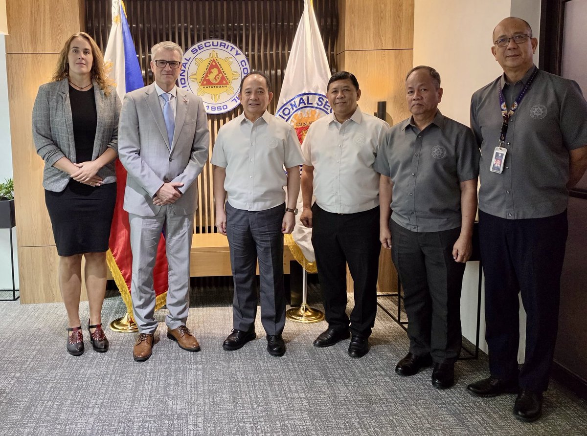CZAmbManila's tweet photo. Thank you 🙏 @NSCPhil NSA Eduardo Oban Jr. for today’s engaging exchange on 🇨🇿🇵🇭 security cooperation and our shared commitment to the values of freedom &amp; democracy between our two nations and worldwide.
🇨🇿🤝🇵🇭 https://t.co/z2QXa1hWte