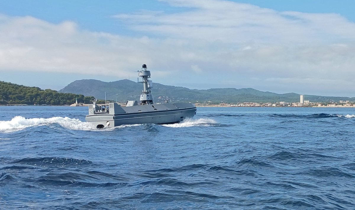 top_force's tweet photo. ⚓️🇫🇷🚤 #DANAE drones de surface #USV offrant une importante endurance et pouvant être embarqués sur des bâtiments de la @MarineNationale, en particulier les porte-hélicoptères amphibies #PHA et les bâtiments de soutien et d’assistance métropolitains #BSAM https://t.co/QLEWhWDObK