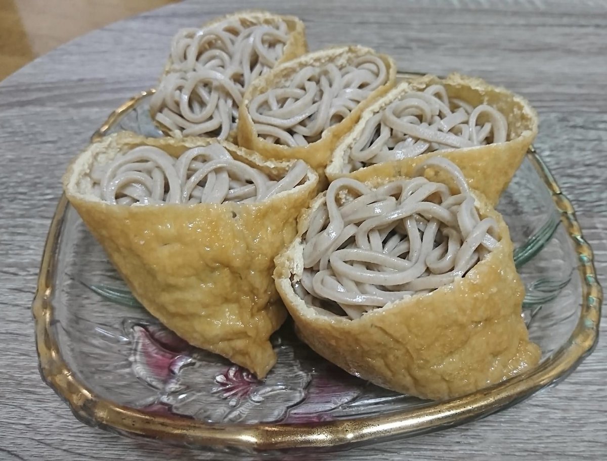 fujisobar's tweet photo. こっそり共有すると、小腹が空いた時は、いなりの中にお蕎麦を入れてみてください。何個でも食べられる『そば稲荷』が完成します。 https://t.co/Ma2yxSIW9M
