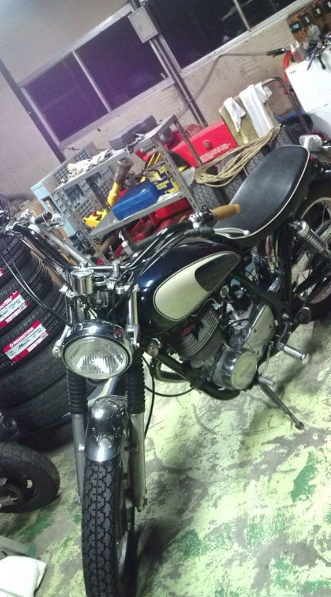 kinko_11's tweet photo. 18才の高３の時に親戚からSR貰った
当時査定に出したら2万とかにしかならなかったとか…
バイト代全ツッパして免許と車検取った

2年後津波でサヨナラ😇

いつかSR500乗りたいとか思うけど、出先でのケッチン食らったときの絶望感がトラウマ

#SR https://t.co/AVI6pGBrtk