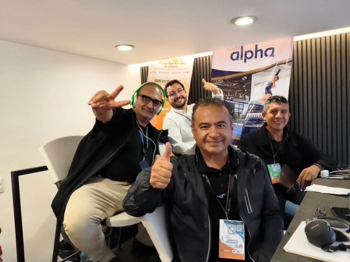 DeporPueblaRHE's tweet photo. ⚽🎙️ Mucho éxito a todos. Nos hicieron recordar a Don Ricardo comentando los partidos

Que este sea el regreso que tanto esperábamos a las transmisiones del Club Puebla. 🙌🔥

¡Que venga una nueva etapa llena de grandes partidos y grandes historias! 🎧⚽️

🔄 @pepehanan @patoaguilar73 @ricardo_cid @ChevaKevin @OmarCr95