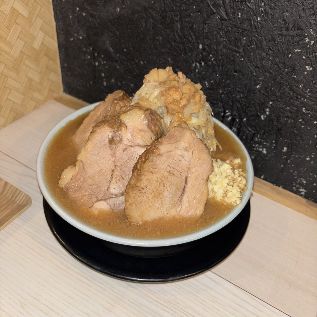 ore_tachikawa's tweet photo. 雨の日はぜひデリバリー！☔️
俺の生きる道 立川店は各種出前サービス対応しています‼️🍜
お家で濃厚俺道ラーメンを楽しみたい方にもおすすめ！
ご注文お待ちしております🔥

俺の生きる道 立川店 
日曜～木曜 11:00〜23:00  
金曜／土曜 11:00〜翌2:00
ロケットナウ・出前館・Uber Eats対応🚴‍♂️ https://t.co/9JqFBRCGwi