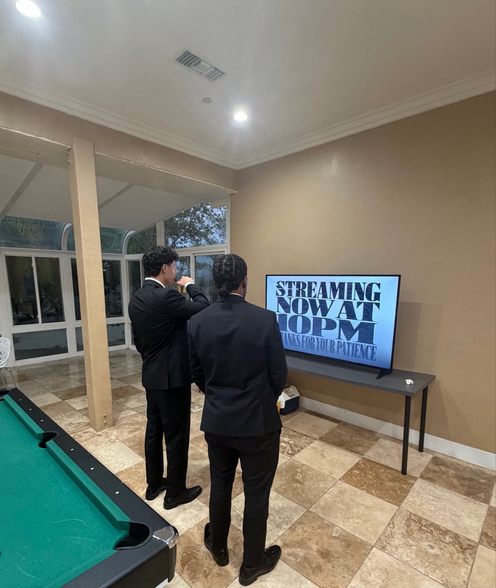 chriiswavy's tweet photo. All of us right now #FOMO https://t.co/CqPc4xn9RV