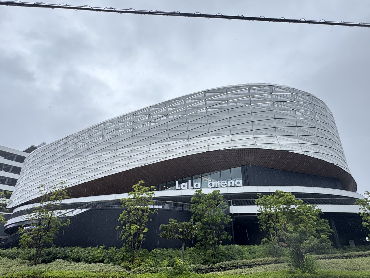 nbuna_staff's tweet photo. ヨルシカ LIVE TOUR 2026「一人称」
9月16日（水）LaLa arena TOKYO-BAY
open 18:00 / start 19:00

千葉公演2日目、ツアーファイナルとなります。
各ブースの整列は外となります。
終日の雨予報ですので、無理のない範囲でご来場ください。
皆様のご来場をお待ちしております。

ガチャブース / フォトスポット / ラベル缶自販機：12:00〜
グッズ販売 / 後書き企画：13:00〜
CD販売：：13:00〜
チケットインフォ：16:00〜

https://t.co/ECOjvL6fdh

#ヨルシカ_一人称