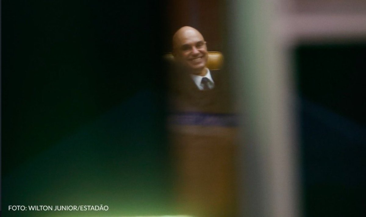 NewsLiberdade's tweet photo. 🚨VEJA - Alexandre de Moraes começa a rir aliviado após o fim da sessão no STF https://t.co/ICndw33qmz