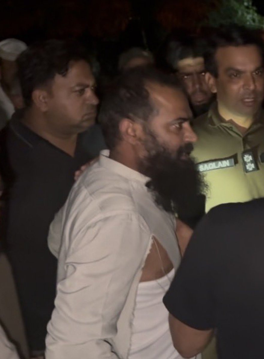 QasimKhanSuri's tweet photo. وزیرِ اعلیٰ خیبر پختونخواہ سہیل آفریدی پر قاتلانہ حملے کی نیت سے آنے والا شخص تو معلوم نکلا، موصوف کا نام مقدس چیمہ اور یہ وزیرِ آباد میں ایجنسیوں کے لیے کام کرتا ہے، پاکستان تحریکِ انصاف کے تمام کارکنان کی لسٹیں بھی یہی ایجینسیوں کو فراہم کرتا ہے، فوج اب کھل کے سامنے آ گئی ہے۔ https://t.co/Rtjz3d20la