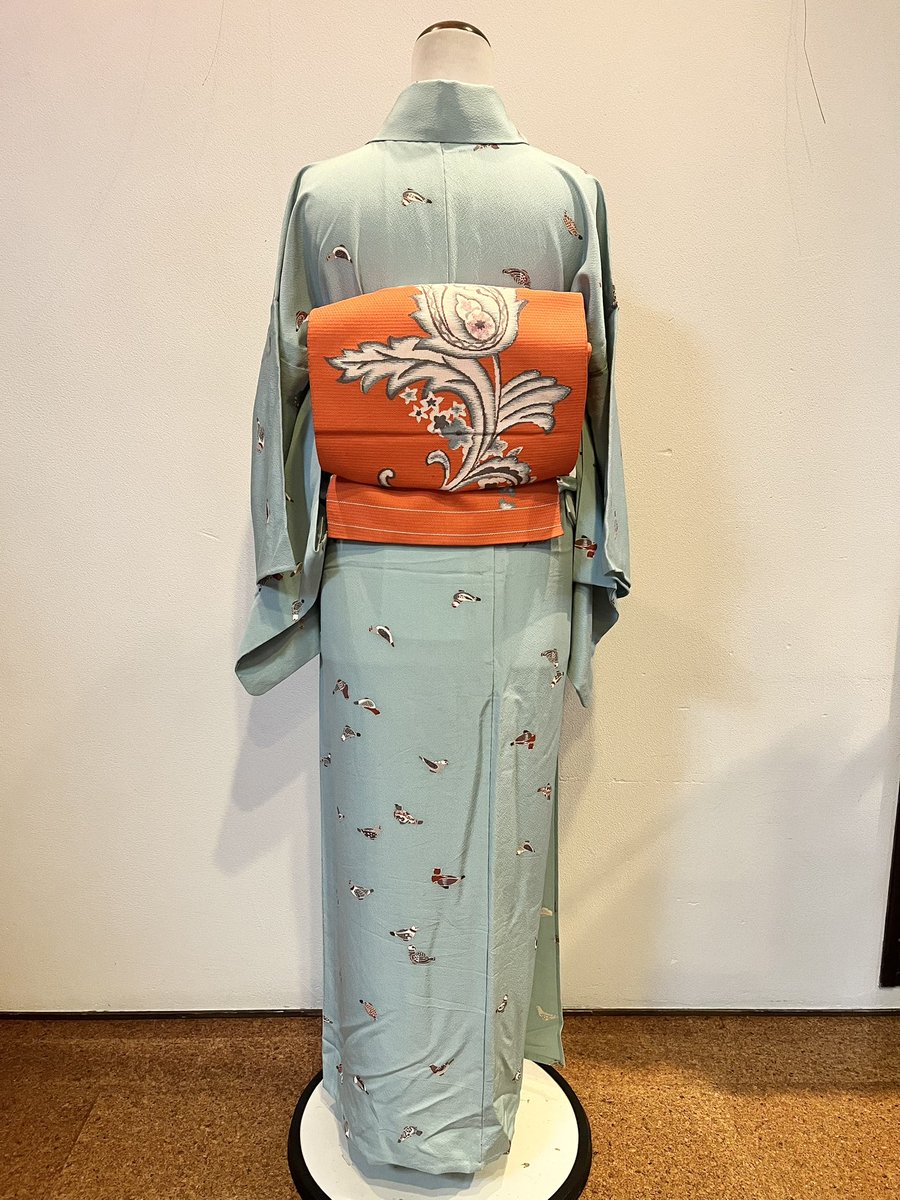 ochicochiya's tweet photo. \とっても可愛いお着物のご紹介👘✨️/

鳩、はと、ハト🐦🐦🐦
とってもキュートな鳩ちゃんがたくさん描かれた、単衣のお着物です。
1羽1羽デザインが違うのもポイント👍
今回は秋っぽくオレンジの帯を合わせました🍁🍂

#彼方此方屋
#リサイクル着物
#kimono https://t.co/ltQxQcbXz4