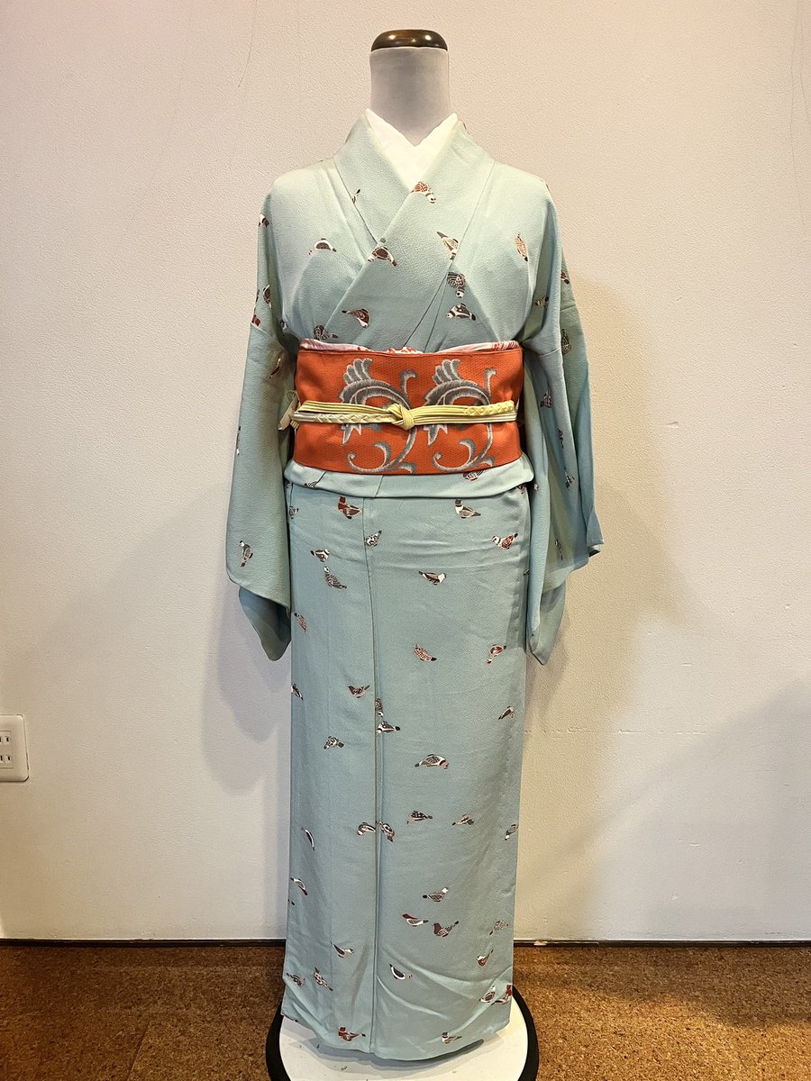 ochicochiya's tweet photo. \とっても可愛いお着物のご紹介👘✨️/

鳩、はと、ハト🐦🐦🐦
とってもキュートな鳩ちゃんがたくさん描かれた、単衣のお着物です。
1羽1羽デザインが違うのもポイント👍
今回は秋っぽくオレンジの帯を合わせました🍁🍂

#彼方此方屋
#リサイクル着物
#kimono https://t.co/ltQxQcbXz4