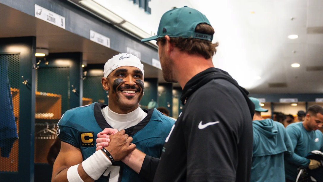 thePHIspecial's tweet photo. QB1 🤝 OC https://t.co/7qSqkqoTQm