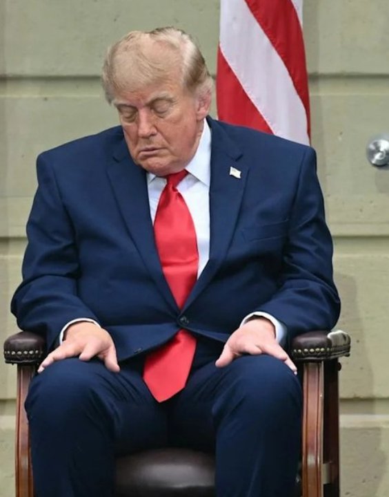 Tazerface16's tweet photo. If Trump doesn't ban oil exports, we're going to be hit with huge gas shortages &amp; massive price hikes. 

If he does ban oil exports, global oil prices will spike, resulting in a sell off of US Treasuries &amp; higher interest rates. 

Pick your poison. https://t.co/ESXvQy1D3R