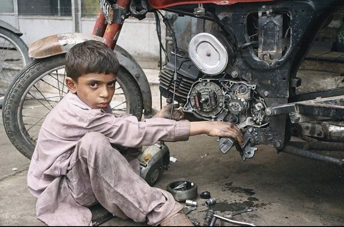 ReadinWakil's tweet photo. یہ ہیں وہ پاکستانی بچّے
جن کے نام پر ملک کی اشرافیہ بدمعاشیہ
بیوروکریٹس اور جرنیلز IMF سے
خطیر رقم بٹور کر بیرون ملک اپنی جائیدادیں بناتے ، جزیرے اور محلات
خریدتے ہیں کوئی پوچھنے والا نہیں ۔ https://t.co/oPgIjaD2nc