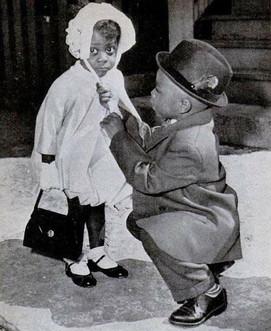 AfricanArchives's tweet photo. A brother helping his little sister for bonnet 1965 https://t.co/UJ5AiGeFBF