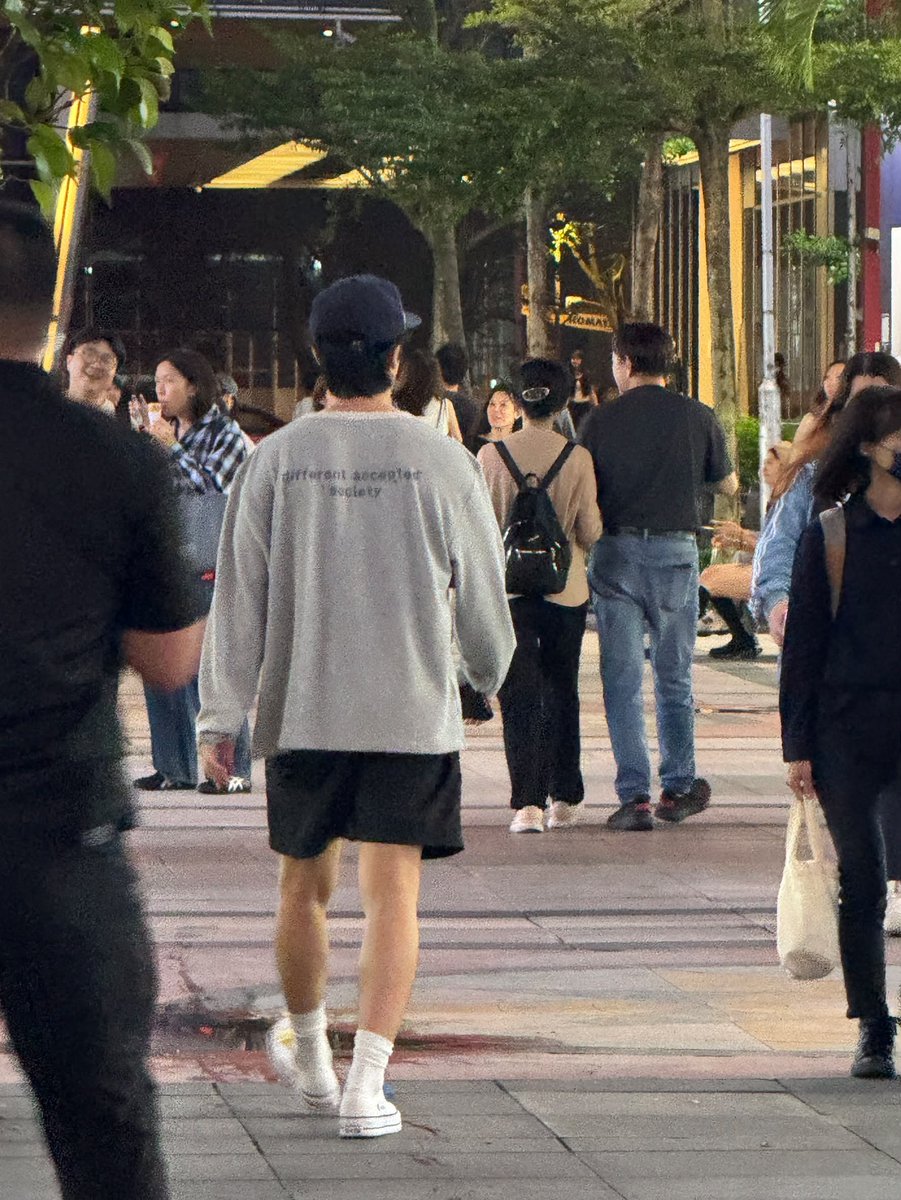 TheLees_HyukHae's tweet photo. Lee Donghae was out for a walk last night, so smol 🤏🥹

Cr y.h.c__ https://t.co/Le5N8Z0SCw