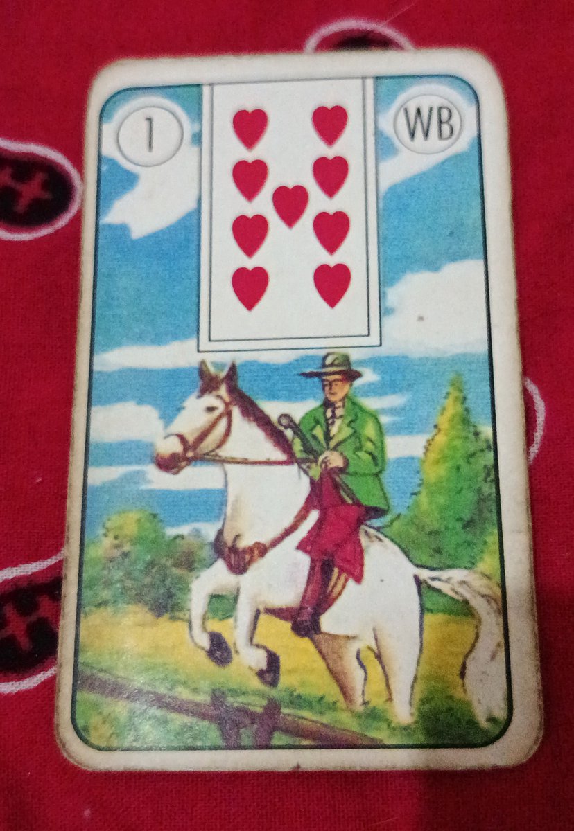 leletarologa's tweet photo. destrinchando cartas do baralho cigano parte um! 🤍 essa carta tem duas formas de ser chamada: mensageiro ou cavaleiro, perdão qualquer erro de escrita e vamos a minha visão.
1- O cavaleiro/mensageiro: eu vejo ele como o nosso iniciador, aquele que busca, ele anuncia algo, seja no seu movimento, comunicação ou a direção que toma! até mesmo novidades, pois ele tem uma visão de direção e futuro, se vocês repararem, ele tem sempre uma postura fixa, erguida em todas as suas versões, mostrando que ele acompanha o movimento do cavalo, mostrando alguém que sabe conduzir (de um lado tem ele no  meu baralho e do outro referências pra comparar)  além disso, o cavalo era o meio mais rápido que tinhamos de  velocidade antigamente, e para entendermos o lenormand, precisamos entender essa visão mais antiga, hoje em dia é muito simples enviarmos uma mensagem, mas antigamente, eles eram muito respeitados por todo o percurso que eles percorriam pra anunciar algo. Até hoje ainda utilizamos alguém como mensageiro quando falamos "manda um beijo pra tal pessoa! manda um abraço pra tal pessoa!" ou "avisa fulano de tal coisa!" então é um arquétipo que ainda carregamos até os tempos de hoje, porém como temos muito mais praticidade com comunicação hoje em dia, esquecemos quem eram os pioneiros da comunicação, mas e o cavaleiro? aquele aspecto bravo de movimento que conduz um cavalo também se encaixa aqui, ambos tem em comum sua movimentação e coragem, o ponto dele ser a primeira carta mostra que ele é o nosso ponto de partida, alguém que corre sabendo o quê quer conquistar ou a aventura que vai iniciar, mas sempre alguém de acordo com seu objetivo, nunca alguém estagnado ou de postura torta. Não da pra falar que esse cara não tem atitude, não da pra falar que ele é sem rumo, pois toda sua jornada mostra o rumo que ele quer, uma chegada ou algo que ele vá desbravar. ele tem uma ótima deslocação e pode representar questões rápidas também por conta disso, além do nove do copas que mostra muito pra gente o apreço de conquista, alguém que vai atrás do que quer e que realiza seus desejos! obrigada por ler até aqui e espero que vocês gostem