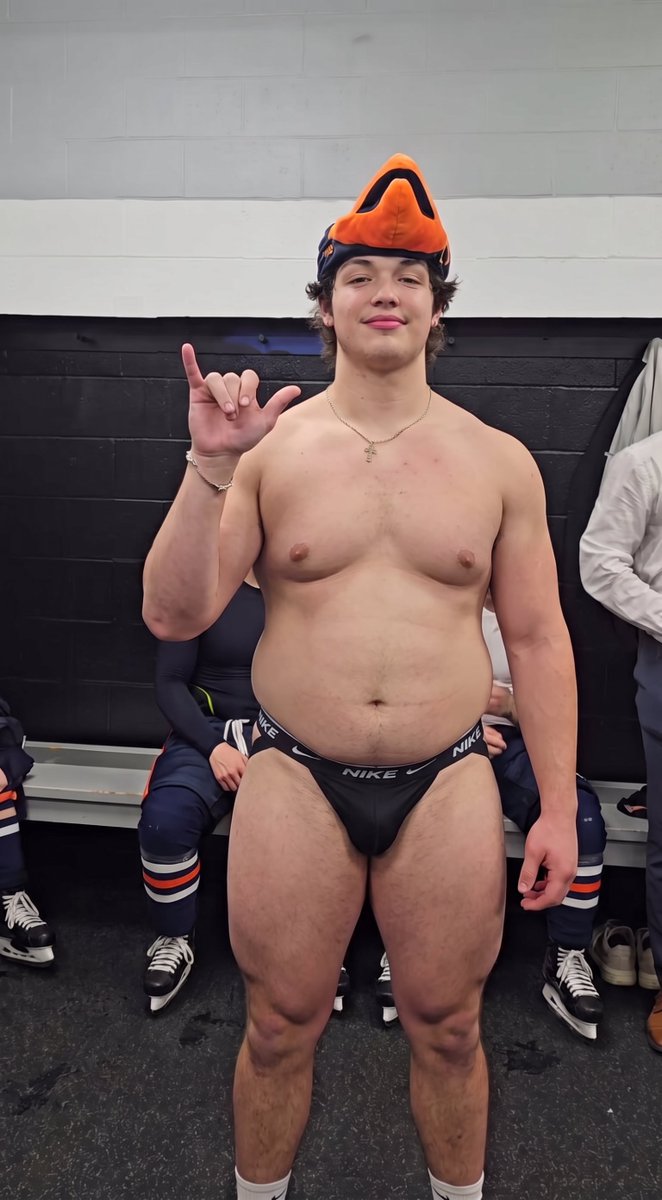 MorganTren07's tweet photo. I love hockey hazing https://t.co/mJBkZd4046