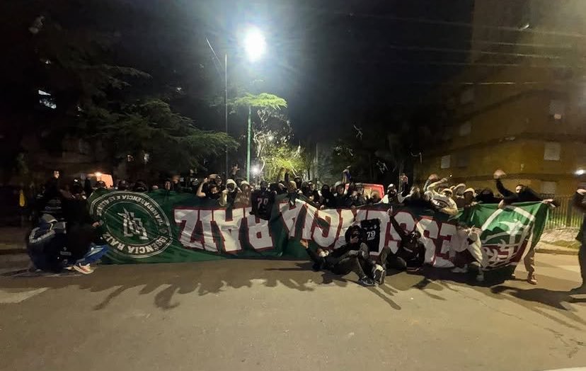 tabordacrist's tweet photo. HACE YA VARIOS AÑOS CASI TODAS LAS BARRAS DECIDIERON HACER AMISTAD CON LOS BRAZUCAS MIENTRAS EL GOBIERNO DE BRASIL, LA POLICIA Y LAS MISMAS BARRAS CAZAN Y ATACAN ARGENTINOS. HOY LA BARRA DE PLATENSE ROMPIO ESA POLITICA DE MIERDA Y VOLVIO A LA ESENCIA DE LA RAZA CRIOLLA 💪🏻🇦🇷 https://t.co/HXhSLP7eb6