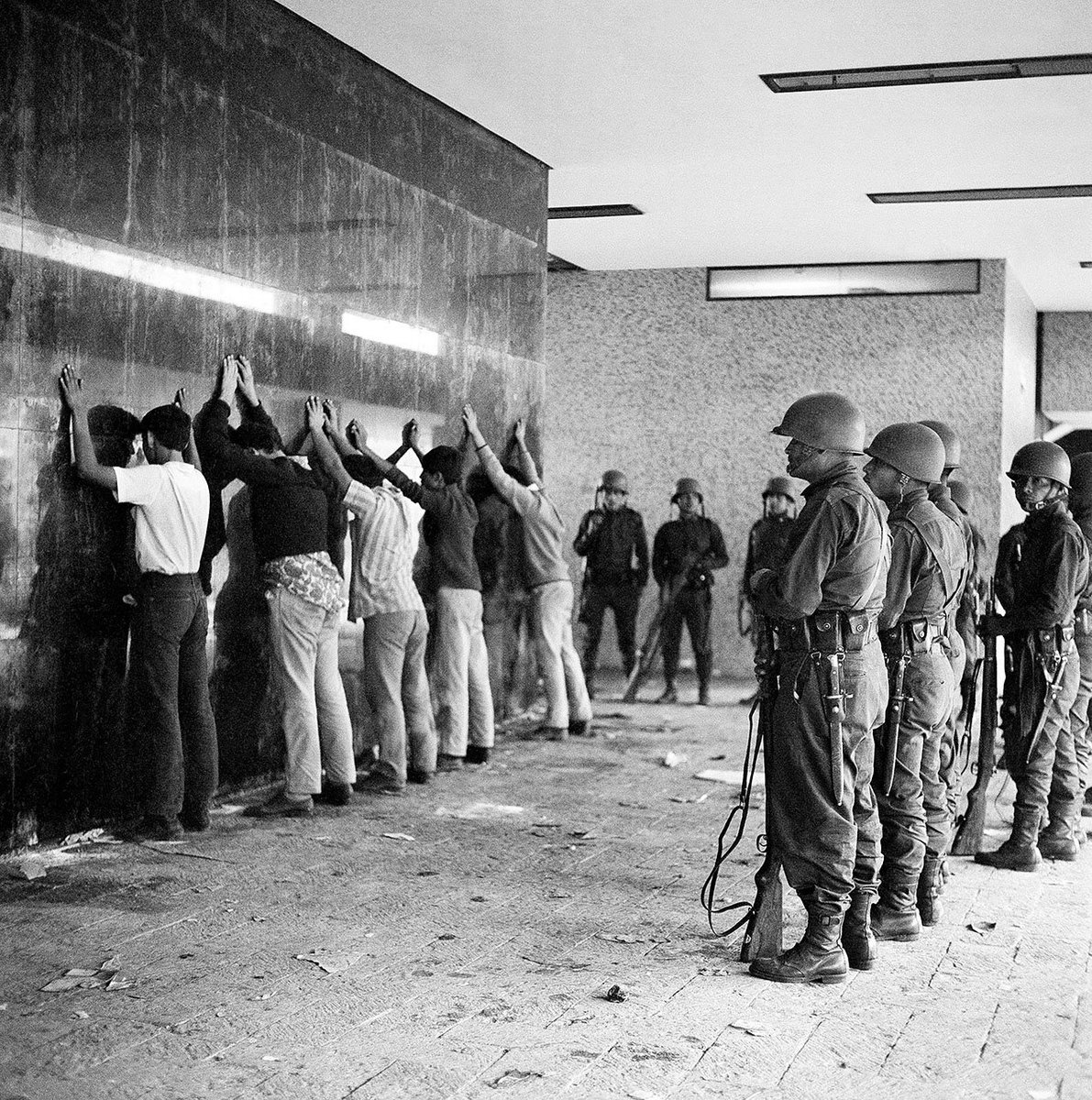 3CH00V's tweet photo. @BluRadioCo No lo olviden hermanos colombianos en mexico ya sucedio algo asi en el 68 bajo el mandato del titere presidencial estadounidense Gustavo Díaz Ordaz que bajo la carta de comunismo y presumto terrorismo anrio fuego indiscriminadamente hacia universitarios desarmados https://t.co/mNhYbQK65I