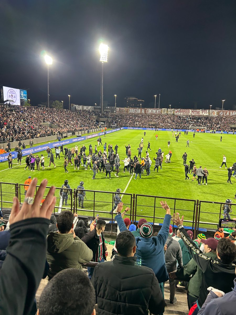 RafaelRolimFlu's tweet photo. Nossa torcida compareceu e apoiou o time durante todo o jogo aqui em Buenos Aires. 
Mas não podemos deixar passar batido o que aconteceu depois do jogo. 
Um estádio sem a menor condição de sediar um jogo de quartas de final de libertadores, uma segurança completamente despreparada e uma polícia ineficaz. Um verdadeiro show de horrores! 
Que a @CONMEBOL tome medidas enérgicas em relação ao que aconteceu hoje.