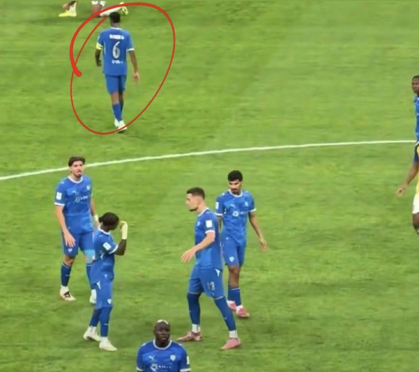 R222M's tweet photo. في الوقت اللي كان المفروض الكابتن بدال سافيتش في هذي اللقطه ، شوفوا وين هو كابتنا 😂❗️

الله يحرق ابو الادبيات اللي بتدمرنا فوق ماهي مدمرتنا . https://t.co/q4Sp1spkUb