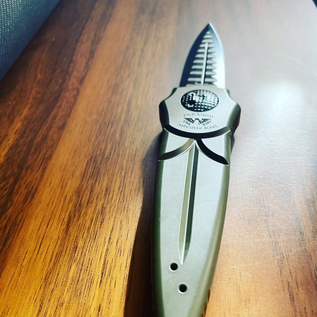 RegenaGestpbhs's tweet photo. Got the Paragon Warlock—this knife is incredible! https://t.co/QHypocuRrE
