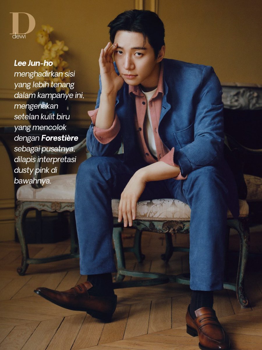 le2jh_vicky's tweet photo. 260912  12:24:11  @ dewimag instagram

https://t.co/GZKEGUxhpn

#이준호 #LEEJUNHO
#벨루티 #BERLUTI
#LaMaison campaign
-
Berluti (@ berluti) memperkenalkan kampanye terbarunya bersama Victor Belmondo (@ victorbelmondo) dan Lee Jun-ho, menghadirkan potret pria modern yang memadukan tailoring, craftsmanship, dan karakter personal dalam satu cerita.

Berlatar sebuah apartemen Paris bergaya Haussmannian, keduanya mengenakan sejumlah signature Berluti, dari Forestière hingga Un Jour Blouson dan Alessandro 1895 Oxford. Sebuah interpretasi gaya yang terasa refined, namun tetap lepas dari aturan. [AJM]

#DEWImode