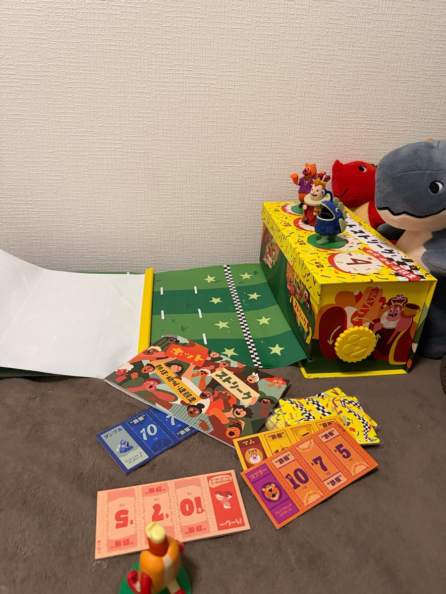 zofwt's tweet photo. 4歳児おすすめボードゲーム「ホットストリーク」
カードを見て誰が1番になるかを推測するゲーム。山札を作り上げて一気にカードをめくりながら本物レースのような臨場感を味わえるのがとても楽しい！「マイナス」の概念も数量感と共に学べるので算数の勉強にも。最近のるる子さんのお気に入り🫶✨ https://t.co/u5AobKYkGf