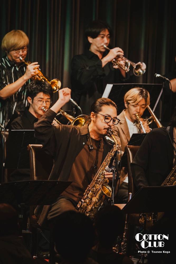 cottonclubjapan's tweet photo. 【𝐿𝐼𝑉𝐸 𝑃𝐻𝑂𝑇𝑂📸】
𝐑𝐘𝐎 𝐊𝐎𝐍𝐈𝐒𝐇𝐈 𝐚𝐧𝐝 𝐭𝐡𝐞 𝐋𝐈𝐌𝐈𝐓𝐄𝐃 𝐄𝐗𝐏𝐑𝐄𝐒𝐒
2026 8.16 sun.

全ライヴ写真はこちら▶︎https://t.co/cqOn5uCkAM

<Member>
#小西遼 (sax,leader) / @musicfoolosophy
#兼松衆 (p) / @shukanematsu
#古木佳祐 (b) / @KEISUKE_FURUKI
#工藤明 (ds) / @ute910
#高井天音 (tb) / @highwellamane
#玉置優里 (tb) / @tamakibone_
#青木昂 (tb) / @tbkohkoh
#青地宏幸 (tb) / @aochi_trombone
#吉澤達彦 (tp) / @tatsuhikotp
#奥村晶 (tp)
#曽根麻央 (tp) / @MaoSone1
#佐瀬悠輔 (tp) / @sase_tp
#八巻綾一 (as) / @ryo1sax
#馬場智章 (ts) / @TomoakiBaba
#石井裕太 (ts) / @Harnov_ts1175
#森下歩哉 (bs) / @morishi_fusion

Photo by Tsuneo Koga