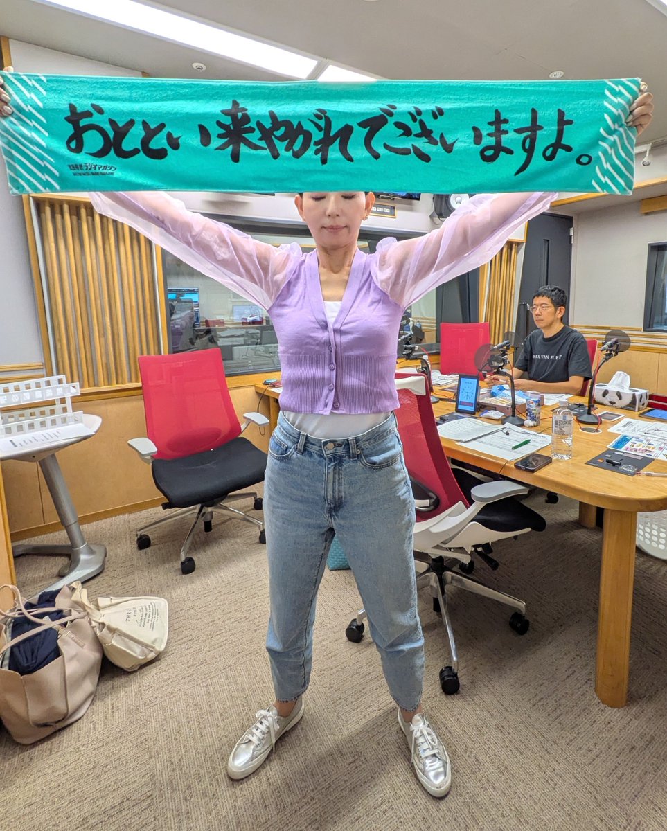 rm_joqr's tweet photo. 今日も #ラジオマガジン ありがとうございました🙇

納得のいかないことがある時は、
おととい来やがれマフラータオルを掲げましょう🌈 https://t.co/tvv6G94Q2h
