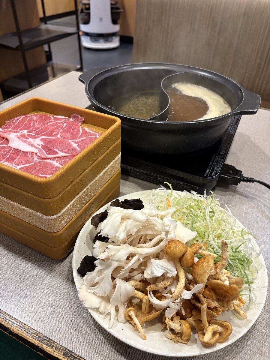 bloom_201908's tweet photo. #しゃぶ葉で秋の鴨きのこ

6種のきのこ

きのこぉぉぉぉぉぉぉ！！
きのこっのーこのーこ元気な子！！ https://t.co/BcCPEeXm8p