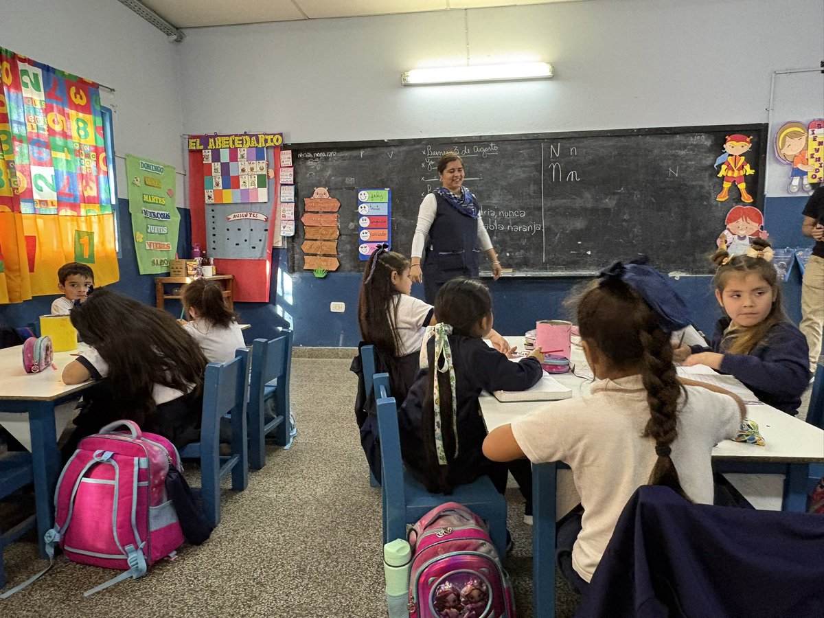 JaimeSaavedra22's tweet photo. El 2024 la Argentina estableció un compromiso político con la alfabetización sin precedentes.  Se plasmó en un Plan Nacional de Alfabetización presentado por el Ministerio de Capital Humano como política educativa prioritaria del Gobierno.  En un hecho nunca antes visto,  todas las jurisdicciones aprobaron en febrero de ese año un Compromiso Federal por la Alfabetización y en mayo se aprobó el Plan Nacional y los planes jurisdiccionales.  Un compromiso multipartidario, con sentido de urgencia, que facilitó el inicio de acciones federales y provinciales coordinadas con el objetivo común de mejorar las habilidades lectoras de los niños en la primaria 
Los primeros resultados son alentadores,  y muchas de las provincias ha mejorado en los aprendizajes entre 2023 y 2025 en las pruebas Aprender de 6to grado.  Yo estuve en dos el mes pasado,  en Corrientes y en Chaco,  y pude ver el esfuerzo de excelentes maestros, directores y supervisores. El apoyo federal permitió avanzar más rápido en ampliar la jornada  a través de Hora Más, permitió mayor inversión en la  capacitación de los docentes, y mayor acceso a materiales y texto, combinando intervenciones provinciales con federales.  Componentes articulados y no intervenciones aisladas que se empiezan a implementarse con fidelidad. Y en muchas provincias he visto a maestros y directores  que sienten que el aprendizaje de los chicos es su responsabilidad, y tienen la aspiración de que todos pueden y deben de leer bien al culminar la primaria. 
El reto todavía es inmenso.   Correctamente, el foco actual han sido los estudiantes de la primaria donde se sientan las bases de todos los aprendizajes.  Y el trabajo de consolidación de estos esfuerzos está en marcha.  Los resultados no se ven en los jóvenes de 15 años en la última evaluación PISA , chicos que estuvieron en la primaria entre 2017 y 2023, en un sistema en problemas y que además perdieron 2 años de su vida escolar por la pandemia.  Llegar a ellos va a requerir otro tipo de necesarios esfuerzos de educación remedial.  Pero las bases de instituciones federales y  provinciales con mayores capacidades y orientadas a mejorar los aprendizajes se están construyendo.